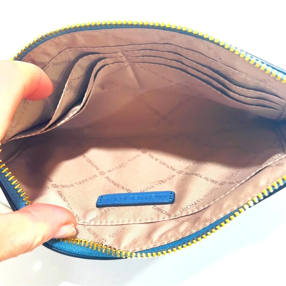 🆕NWT Michael Kors Large Leather Wristlet in Denim Blue